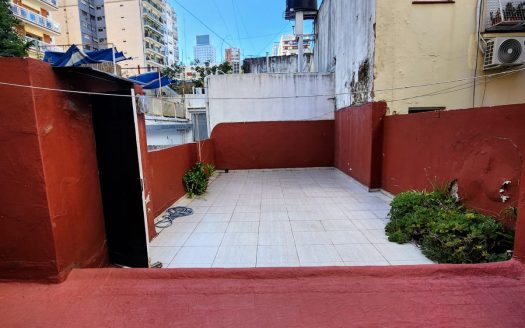 117m – 2 dormitorios – Patio y terraza – A refaccionar – Palermo