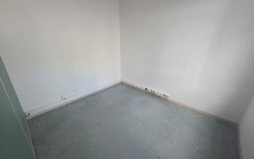 135m – 6 despachos – 1 baño – Excelente estado – Monserrat