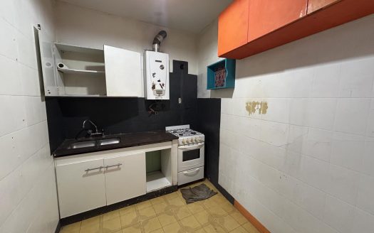 110m – 2 dormitorios – No paga expensas – Cocina separada – Flores Sur